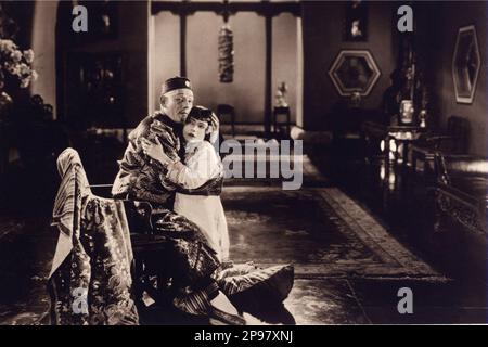 1927 : The movie actor LON CHANEY  (  1883 - 1930 ) in MISTER WU  by William Nigh , with RENEE ADOREE ( 1898 - 1933 ) -  CINEMA MUTO - SILENT MOVIE  - triller  - horror - baffi - moustache - barba - beard  ----   Archivio GBB Stock Photo