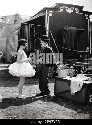 1928 : The silent movie actor and movie director CHARLES CHAPLIN ( 1889 - 1977 ) in THE CIRCUS  ( IL CIRCO ) with Merna Kennedy -  CINEMA MUTO - FILM - portrait - ritratto - hat - cappello - regista cinematografico - attore  - comico - tie - cravatta - collar - colletto - FILM  - bastone da passeggio - cane - SMILE - sorriso - tutu - ballerina - ----   Archivio GBB      Archivio Stock Photo