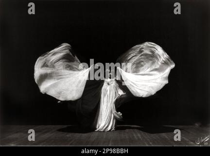 1902 , New York , USA   : The celebrated american dancer of parisian Belle Epoque LOIE FULLER ( 1862 – 1928) , a pioneer of both modern dance and theatrical lighting techniques., when was a dancer at Les Folies Bergere in Paris in the butterly dance . Photo by Glasier  - BALLERINA - DANCER - BALLET - BALLETTO - DANZA - DANCE  - musa  - BELLE EPOQUE  - farfalla ----   Archivio GBB Stock Photo