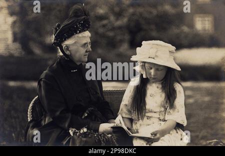 1916 ca , Netherlands   : The future Queen JULIANA ( 1909 - 2004 ) of Netherlands with grandmother Princess Marie of Schwarzburg-Rudolstadt.  . Photo by H. Deutmann , Den Haag . Daughter of Queen WILHELMINA  ( of Orange-Nassau , 1880 – 1962 )  married in 1901 with Duke Heinrich Wladimir Albrecht Ernst of  Mecklenburg-Schwerin ( 1876 –  1934 ). On September 4, 1948, after a reign of 58 years and 50 days, Wilhelmina abdicated in favour of her daughter Juliana .  - REALI - ROYALTY - nobili - Nobiltà  - nobility - OLANDA  - PAESI BASSI - HOLLAND -  REGINA   - hat - cappello - reader - lettore - le Stock Photo