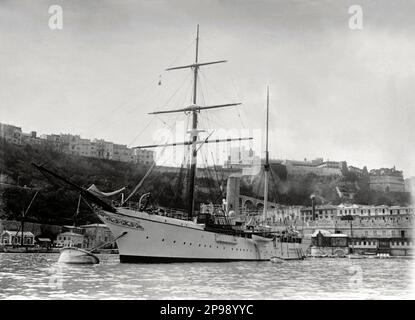 1900 ca , Monaco :  The yacht PRINCESS ALICE of Prince of Monaco ALBERT I ( 1848 - 1922 ) GRIMALDI . In background the Castle of Monaco  - ALBERTO - royalty - nobili - Nobiltà  -  navy - boat - porto - veliero - barca a vela - mare - sea  ----   Archivio GBB Stock Photo