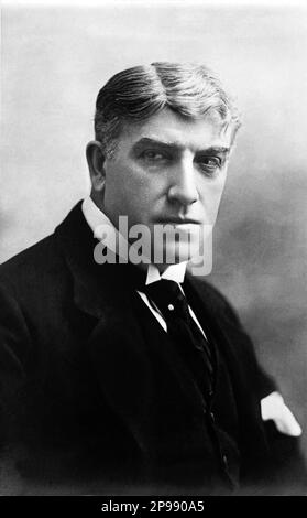 1905 ca , Paris , France : The french actor  LUCIEN GUITRY ( Paris 1860 - 1925 ) , father of most celebrated actor and movie director Sacha Guitry ( 1885 - 1957 ) - attore - TEATRO - THEATER - attore teatrale  - cravatta - tie - collar - colletto - BELLE EPOQUE ----   Archivio GBB Stock Photo