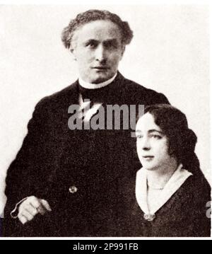 1910's , New York , USA  : The most celebrated american magician HARRY HOUDINI ( 1874 - 1926 ) . In this photo with his wife Beatrice . She worked with him in Metamoephosis , the sack and trunk substitution illusion , early in his career  - Foto storica - historic photos - esperimento - escapologist - escapologism - escapologia - prestigitatore illusionista - ILLUSIONIST - ritratto - portrait  - BELLE EPOQUE ----   Archivio GBB Stock Photo