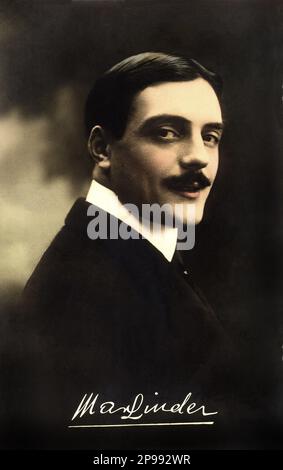 1910 's : The french silent  movie comic actor and director   MAX LINDER ( 1883 - 1925 ) - CINEMA - FILM - portrait - ritratto  - attore cinematografico - comico - tie - cravatta - collar - colletto  - smile - sorriso - COMICO - COMICHE  - signature - firma - autografo - autograph ----   Archivio GBB Stock Photo