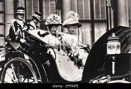 1912 ca , Berlin , Germany : The  Queen MARY ( born Princess  of Teck ,  1867 - 1953 ) , mother of two Kings  of Great Britain : Edward VIII and George VI King . In this photo with Kaiserin Queen AUGUSTE VICTORIA of Schleswig Holstein ( 1858 - 1821 ), wife of Kaiser Willhelm II ( 1859 - 1941 ) , eldest daughter of Frederick VIII, Duke of Schleswig-Holstein and Princess Adelheid of Hohenlohe-Langenburg . Her maternal grandparents were Ernst Christian Carl IV , Prince of Hohenlohe-Langenburg and Princess Feodora of Leiningen, half-sister of Queen Victoria of England . Photo by R. Sennecke , Berl Stock Photo