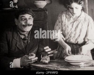 1914 :  The italian silent screen movie SPERDUTI NEL BUIO by Nino Martoglio , with Giovanni Grasso and Virginia Balistrieri, from a play by  Roberto Bracco ( 1901 ).  Pubblicity still  - FILM  - MOVIE - portrait - ritratto - CINEMA MUTO -  FILM ----   Archivio GBB Stock Photo