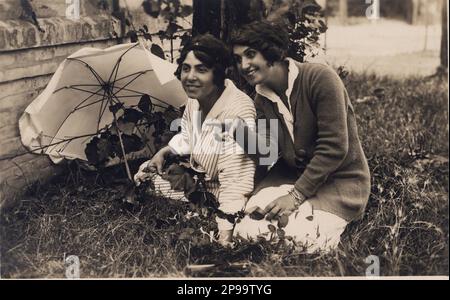 1920 c ., ITALY  : The italian actress VERA VERGANI ( Milano 1895 - Procida 1989 ) in a silent movie pubblicity still.  One of preferred actress by Luigi Pirandello and Gabriele D'Annunzio . Photo portrait by Trevisani , Bologna . - attrice - TEATRO - THEATER - DIVA - DIVINA - VAMP - CINEMA MUTO - FILM  ----   Archivio GBB Stock Photo