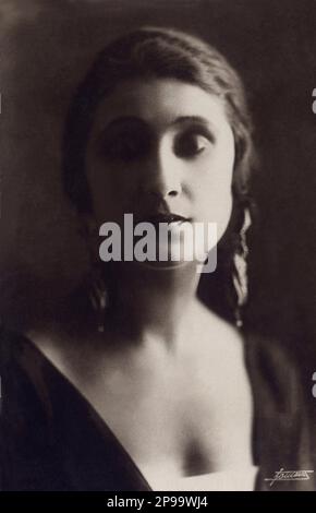 1917 , Italy  : The italian actress VERA VERGANI ( Milano 1895 - Procida 1989 ) in a silent movie pubblicity still for LA MENZOGNA by Augusto Genina  One of preferred actress by Luigi Pirandello and Gabriele D'Annunzio . Photo portrait by Fontana - attrice - TEATRO - THEATER - DIVA - DIVINA - VAMP - CINEMA MUTO - FILM  ----   Archivio GBB Stock Photo