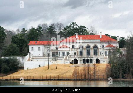 https://l450v.alamy.com/450v/2p9a0bk/the-multi-million-dollar-columbus-ga-mansion-own-by-bill-heard-jr-of-bill-heard-enterprises-sold-at-public-auction-tuesday-morning-jan-6-2009-for-a-little-more-than-765-million-columbus-bank-trust-co-the-lien-holder-that-foreclosed-on-the-home-after-heards-automobile-empire-collapsed-purchased-the-property-ap-photo-joe-paullcolumbus-ledger-enquirer-2p9a0bk.jpg