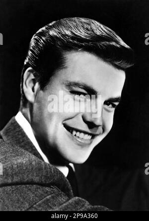 1955 ca : The  movie actor ROBERT WAGNER ( born 10 February 1930 , Detroit, Michigan, USA ),  pubblicitary shot   - CINEMA - ATTORE CINEMATOGRAFICO - brillantina - grease - smile - sorriso   ----   Archivio GBB Stock Photo