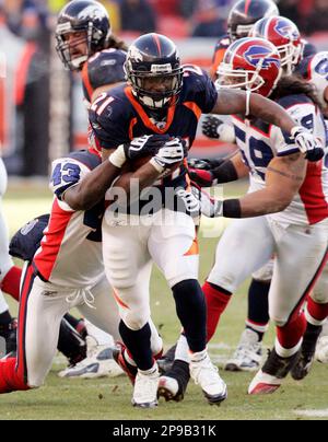 Denver Broncos runningback Tatum Bell breaks through the line against the  Philadelphia Eagles during the fourth quarter in Denver, Sunday, Oct. 30,  2005. Denver beat Philadelphia, 49-21. (AP Photo/Jack Dempsey Stock Photo -  Alamy