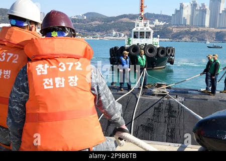 230223-N-ZU848-0275 BUSAN, Republic of Korea (Feb. 23, 2023) Republic of Korea Navy Sailors assist U.S. Navy Sailors in mooring the Los Angeles-class fast-attack submarine USS Springfield (SSN 761) in Busan, Republic of Korea. Springfield is forward-deployed to Guam and routinely operates in the U.S. 7th Fleet area of operations, conducting maritime security operations and supporting national security interests.  (U.S. Navy Photo by Mass Communication Specialist 2nd Class Adam Craft) Stock Photo