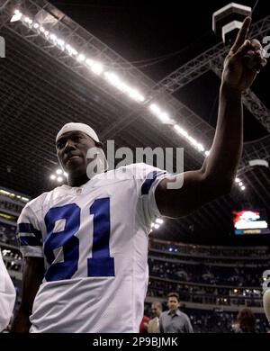 Dallas Cowboys receiver Terrell Owens, left, talks with quarterback Tony  Romo, right, during football training camp in San Antonio, Thursday, July  26, 2007. (AP Photo/Eric Gay Stock Photo - Alamy