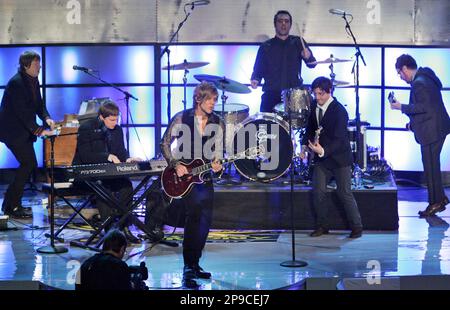 Matchbox 20 lead singer Robert Thomas performs during the 2008 NASCAR  Sprint Cup Series Awards Ceremony on Friday, Dec. 5, 2008, in New York. (AP  Photo/Mary Altaffer Stock Photo - Alamy