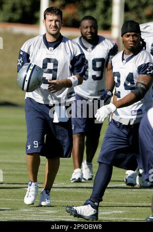 Dallas Cowboys fullback Julius Crosslin, left, and Tennessee Titans  defensive end Jevon Kearse (90) during a preseason NFL football game,  Friday, Aug. 21, 2009, in Arlington, Texas. (AP Photo/Tony Gutierrez Stock  Photo - Alamy