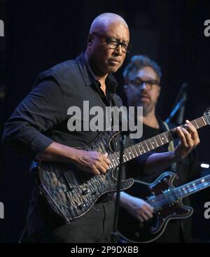 March 9, 2023, New York City, New York, USA: Former baseball  player/musician BERNIE WILLIAMS and his wife WALESKA WILLIAMS seen during  the red carpet arrivals for the Seventh Annual Love Rocks NYC