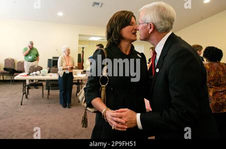 Former U.S. Sen. Trent Lott, right, congratulates Lt. Gov. Phil