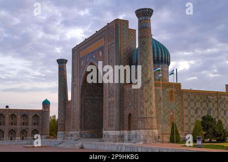 SAMARKAND, UZBEKISTAN - SEPTEMBER 12, 2022: Facade of the ancient Sherdor madrasah close-up on a cloudy September evening Stock Photo