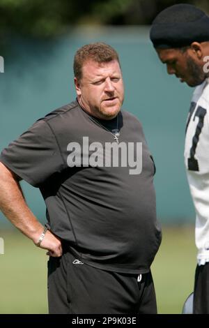 Oakland Raiders tackle Kwame Harris, who used to play for the San Francisco  49ers, puts on his helmet during Raiders football minicamp at Raiders  headquarters in Alameda, Calif., Tuesday, June 3, 2008. (