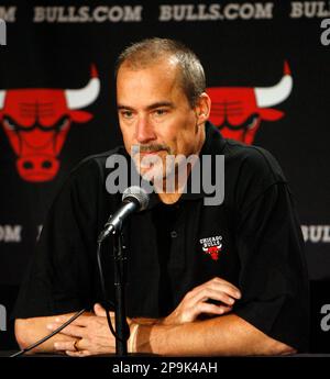 Chicago Bulls head coach Vinny Del Negro speaks during the NBA Rookie of  the Year ceremony, Wednesday, April 22, 2009, in Northbrook, Ill. (AP  Photo/M. Spencer Green Stock Photo - Alamy