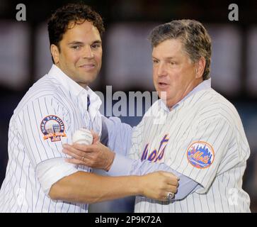 New York Mets' Mike Piazza is congratulated by Richard Hidalgo