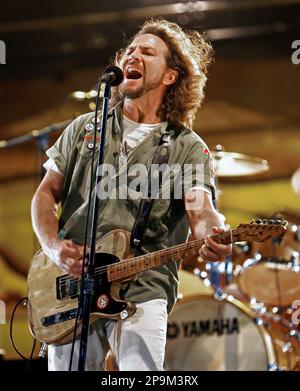 Pearl Jam front man, Eddie Vedder eating pizza with friends in Beverly  Hills California, USA - 28.07.09 Agent 47 Stock Photo - Alamy