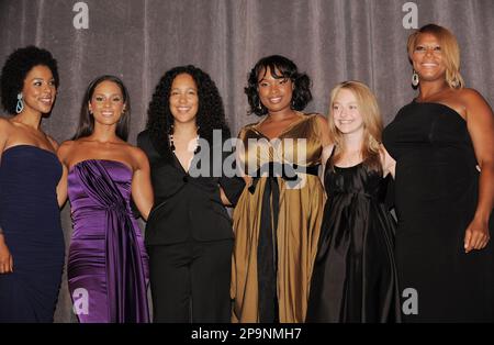 THE SECRET LIFE OF BEES, from left: Queen Latifah, Jennifer Hudson