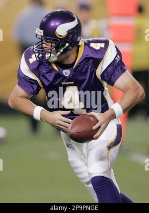 Minnesota Vikings' John David Booty throws during football training camp in  Mankato, Minn. on Saturday July 26, 2008. (AP Photo/Andy King Stock Photo -  Alamy