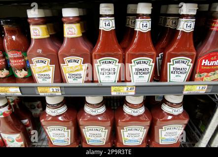 https://l450v.alamy.com/450v/2p9r3te/heinz-ketchup-is-seen-on-display-at-jjf-market-in-palo-alto-calif-friday-aug-15-2008-food-maker-hj-heinz-co-said-thursday-aug-21-2008-that-its-fiscal-first-quarter-profit-rose-11-percent-fueled-by-double-digit-sales-growth-in-north-america-and-europe-ap-photopaul-sakuma-2p9r3te.jpg