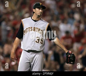 Pittsburgh Pirates' starting pitcher Jason Schmidt winds up against the Los  Angeles Dodgers during their game in Los Angeles on Saturday, Sept. 7, 1996.  (AP Photo/Michael Caulfield Stock Photo - Alamy