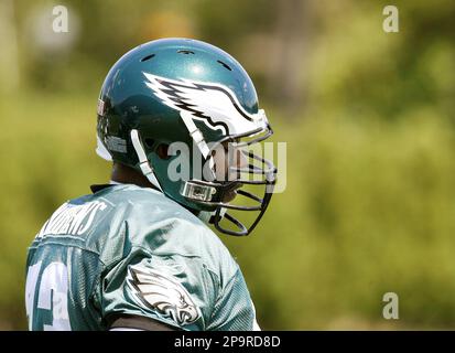 KRT SPORTS STORY SLUGGED: FBN-EAGLES KRT PHOTOGRAPH BY BARBARA L.  JOHNSTON/PHILADELPHIA INQUIRER (July 28) BETHLEHEM. PA -- Philadelphia  Eagles tackle guard Shawn Andrews, watches a drill on the sidelines during  morning practice