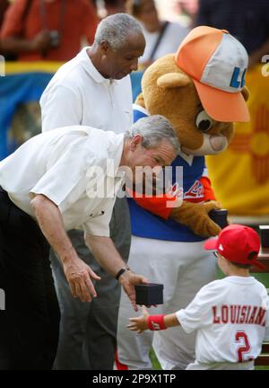 https://l450v.alamy.com/450v/2p9x1tp/president-bush-leans-over-to-present-kade-theunissen-left-of-lafayette-la-with-a-commemorative-baseball-for-playing-in-the-white-house-all-star-tee-ball-game-on-the-south-lawn-of-the-white-house-wednesday-july-16-2008-in-washington-helping-out-is-major-league-baseball-hall-of-famer-frank-robinson-ap-photopablo-martinez-monsivais-2p9x1tp.jpg