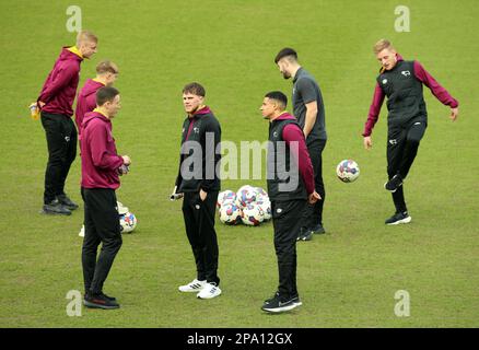 Derby County players inspect the pitch ahead of during the Sky Bet League One match at the Kassam Stadium, Oxford. Picture date: Saturday March 11, 2023. Stock Photo