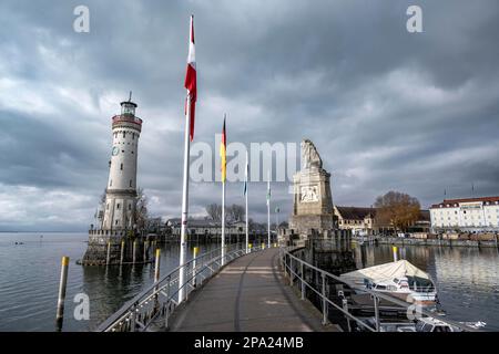 Lion pier with Bavarian Lion, behind New Lindau Lighthouse, Lindau harbour entrance, Lindau Island, Lake Constance, Bavaria, Germany Stock Photo