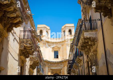 Noto town in Sicily, the Baroque Wonder - UNESCO Heritage Site. Detail of Palazzo Nicolaci balcony, the maximum expression of the Sicilian Baroque Stock Photo