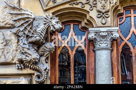 Turin, Corso Francia, Casa dei DraghiPalazzo della Vittoria von Gottardo Gussoni (art nouveau house). Dragon detail on the facade Stock Photo