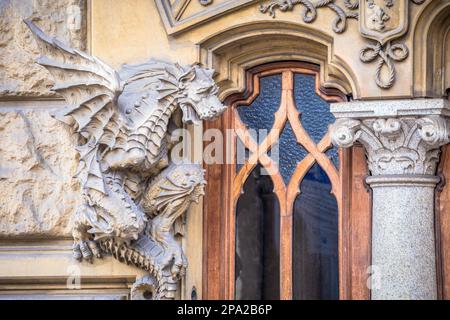 Turin, Corso Francia, Casa dei DraghiPalazzo della Vittoria von Gottardo Gussoni (art nouveau house). Dragon detail on the facade Stock Photo