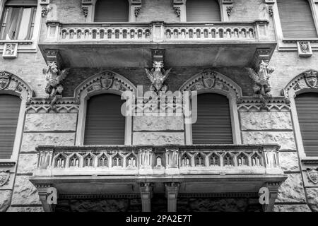 Turin, Corso Francia, Casa dei DraghiPalazzo della Vittoria von Gottardo Gussoni (art nouveau house). Dragon detail on the facade Stock Photo