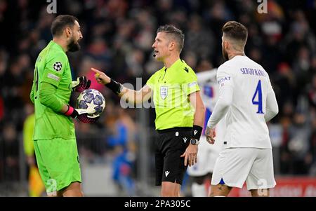 Referee Daniele Orsato in discussion Discussion with Sergio Ramos FC Paris Saint-Germain PSG (04) and goalkeeper Gianluigi Donnarumma FC Paris Stock Photo