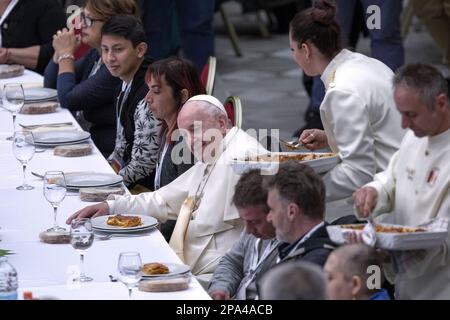 vatican City, Vatican 17 November 2019. Pope Francis attends lunch with 1500 poor people and families in difficulties following a special mass on the Stock Photo
