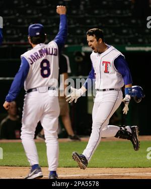 Video: Ian Kinsler waves to Rangers' dugout after hitting homer in