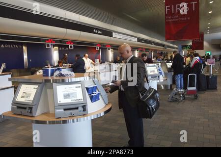 Shanghai Hongqiao's T1 reopens with self-service machines – Business  Traveller