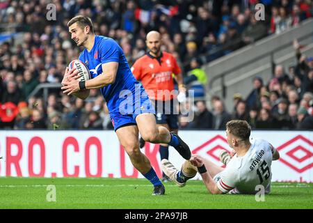 Thomas Ramos of France evades the tackle of Freddie Steward of England during the 2023 Guinness 6 Nations match England vs France at Twickenham Stadium, Twickenham, United Kingdom, 11th March 2023  (Photo by Craig Thomas/News Images) Stock Photo