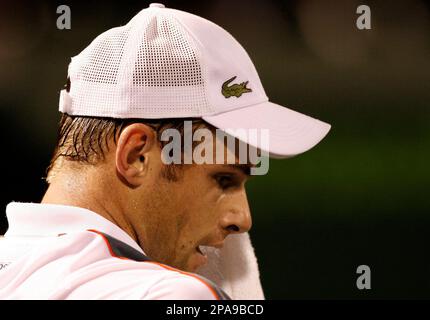 Solskoldning Kontinent uanset Andy Roddick, of the United States, wipes his face during a semifinal match  against Nikolay Davydenko, of Russia, at the Sony Ericsson Open tennis  tournament in Key Biscayne, Fla., Friday, April 4,