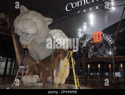 USA, MICHIGAN, DETROIT, COMERICA PARK, TIGER STATUE AT ENTRANCE, (MR-6  Stock Photo - Alamy