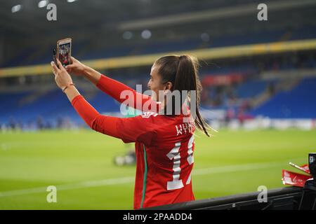 Meg Wynne, Wales football, poses for selfies with fans Stock Photo