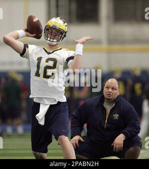 Michigan quarterbacks coach Rod Smith, left, gives pointers to quarterback  Steven Threet (10) in a spring football practice session Saturday, March  15, 2008, in Ann Arbor, Mich. (AP Photo/Tony Ding Stock Photo - Alamy