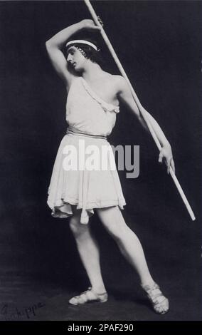 1913 , Paris , France : The russian revolutianary dancer  and choreographer MICHEL FOKINE ( 1880 - 1942 ) in the role of DAPHNIS  . Photo by E.O. Hoppe'. In 1909 Sergei Diaghilev invited Fokine to become the choreographer of his Ballets Russes in Paris. However, Fokine broke off the collaboration in 1912, jealous of Diaghilev's close association with Vaslav Nijinsky . He moved to Sweden with his family in 1918 and later established his home in New York City, where he founded a ballet school and continued to appear with his wife, Vera Fokina. He became a United States citizen in 1932. Fokine st Stock Photo