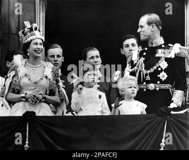 1953, 2 june , Buckingham Palace , London , England  : The  coronation day of Queen ELIZABETH  II of England ( born 1926 ). In this photo with  hausband prince PHILIP Mountbatten Duke of EDINBURGH ( born 1921 ),  the sons prince CHARLES of Wales (born 1948 ) and princess Royal ANNE ( born 1950 ). In backgrounds the son of Duke and Duchesse Marina of KENT : EDWARD Duke of Kent and prince MICHAEL of Kent   - REALI - ROYALTY - nobili - Nobiltà  - nobility - GRAND BRETAGNA - GREAT BRITAIN - INGHILTERRA - REGINA - WINDSOR - House of Saxe-Coburg-Gotha - celebrity personality celebrities personalitie Stock Photo