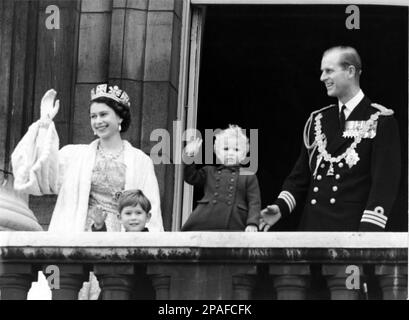 1952, 4 november , Buckingham Palace , London , England  : The  c Queen ELIZABETH  II of England ( born 1926 ) the day of Opening of Parliament , after the ceremony the Royal Family at balcony . In this photo with  hausband prince PHILIP Mountbatten Duke of EDINBURGH ( born 1921 ),  the sons prince CHARLES of Wales (born 1948 ) and princess Royal ANNE ( born 1950 )  - REALI - ROYALTY - nobili - Nobiltà  - nobility - GRAND BRETAGNA - GREAT BRITAIN - INGHILTERRA - REGINA - WINDSOR - House of Saxe-Coburg-Gotha - celebrity personality celebrities personalities when was young little child children Stock Photo
